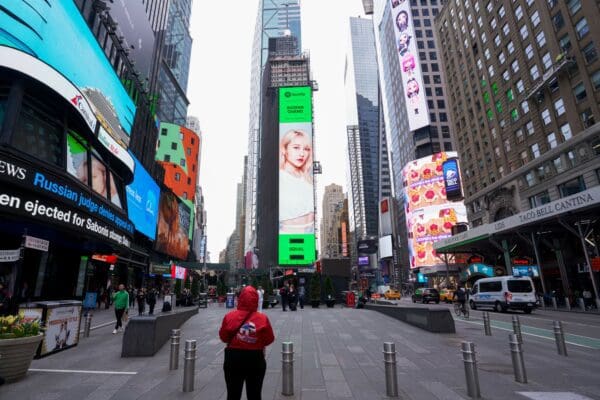 催淚歌姬張若凡躍登紐約時代廣場 Spotify「EQUAL」封面人物 為全球女性發聲