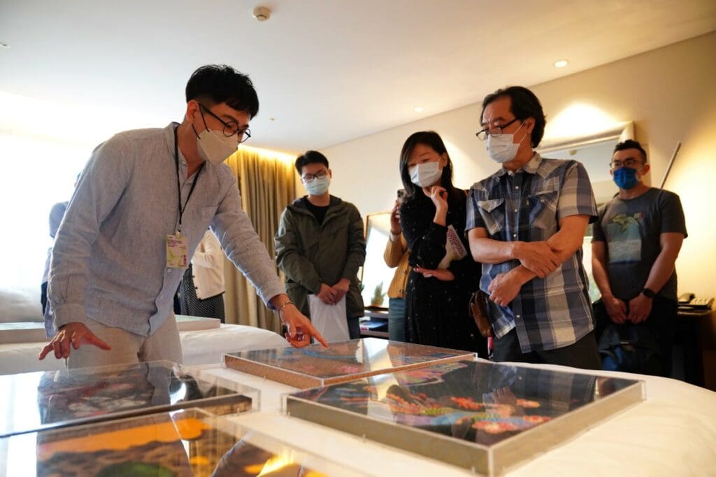 KOHA展覽｜「2023 WHATZ 國際當代藝術博覽會」在台北喜來登大飯店！當62間客房成為藝廊11
