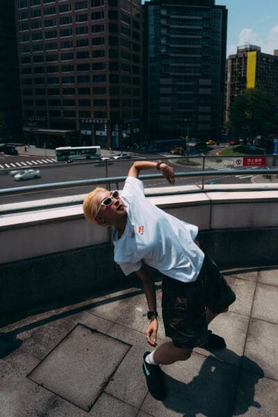 圖說8：Red Bull Dancer Kyoka日前在疫情後首度訪台，並現身信義區街頭獨舞拍攝，展現她獨有的日式潮流風格。 1