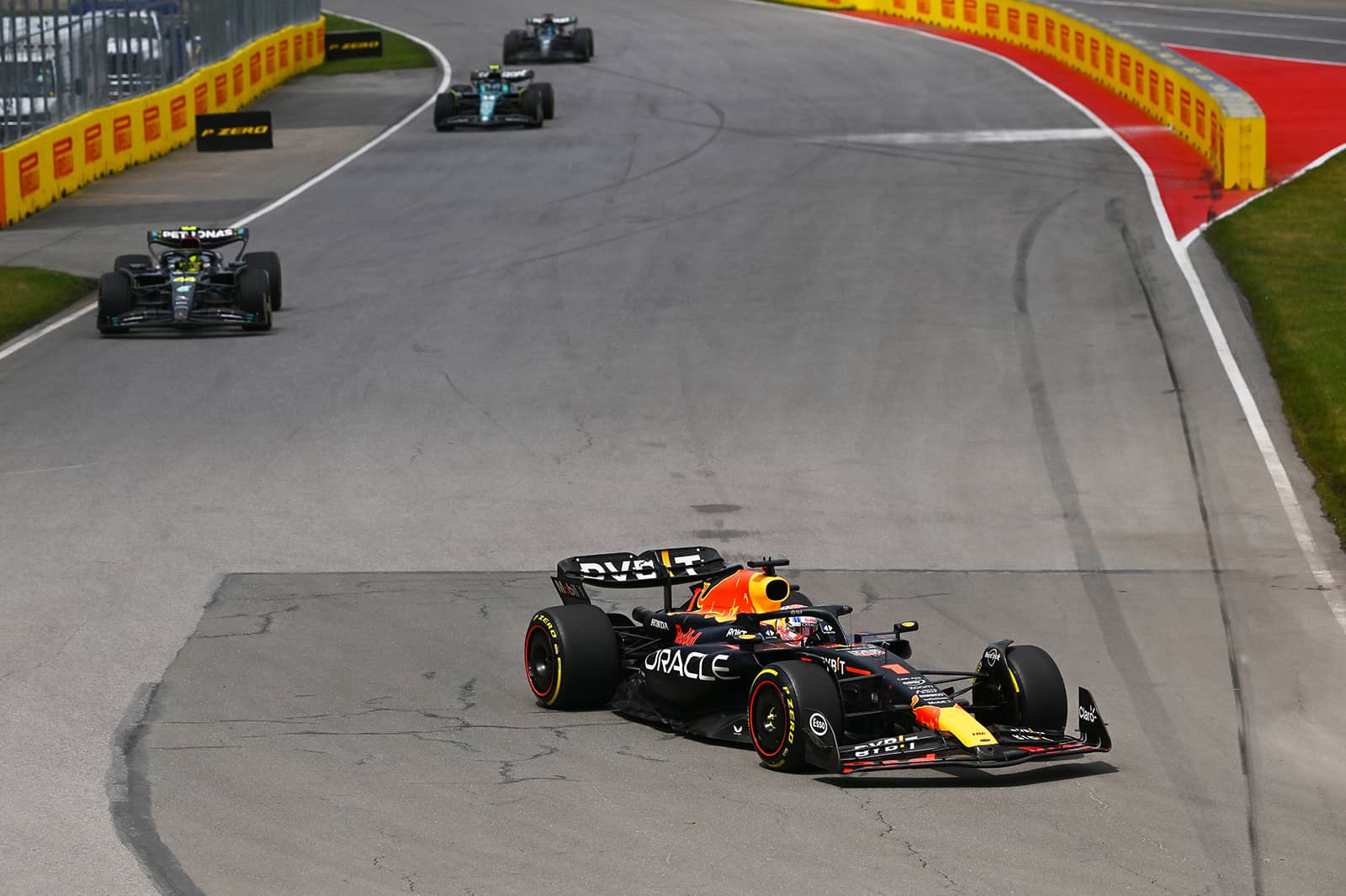 圖3：Max Verstappen在F1加拿大大獎賽駕駛RB19賽車，以9.57秒領先第二名，奪下本場大賽冠軍。（照片提供：Red Bull） 1