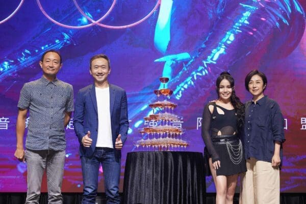 左起：鍾興民、華納音樂董事總經理楊國修、阿布絲、黃韻玲