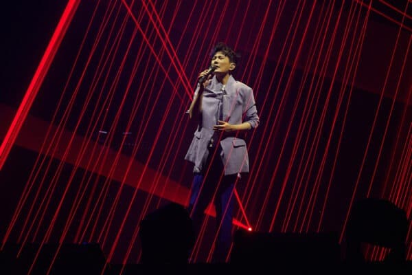 【KOHA Concert 演唱會】張信哲 《未來式2.0》新裝登場紅到發「紫」唱《上海姑娘》主場不用改詞