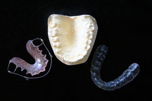 黃淳逸醫師專欄｜矯正器與透明牙套的治療結果比較，還是矯正器略勝一籌