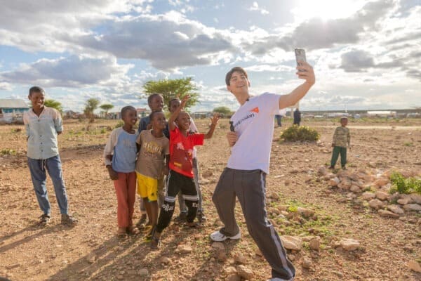 【KOHA News 新訊】第34屆「飢餓三十」代言人林柏宏 在非洲索馬利蘭直擊糧荒惡化 與孩子踢足球、交換畫作 呼籲即刻救援翻轉危「飢」