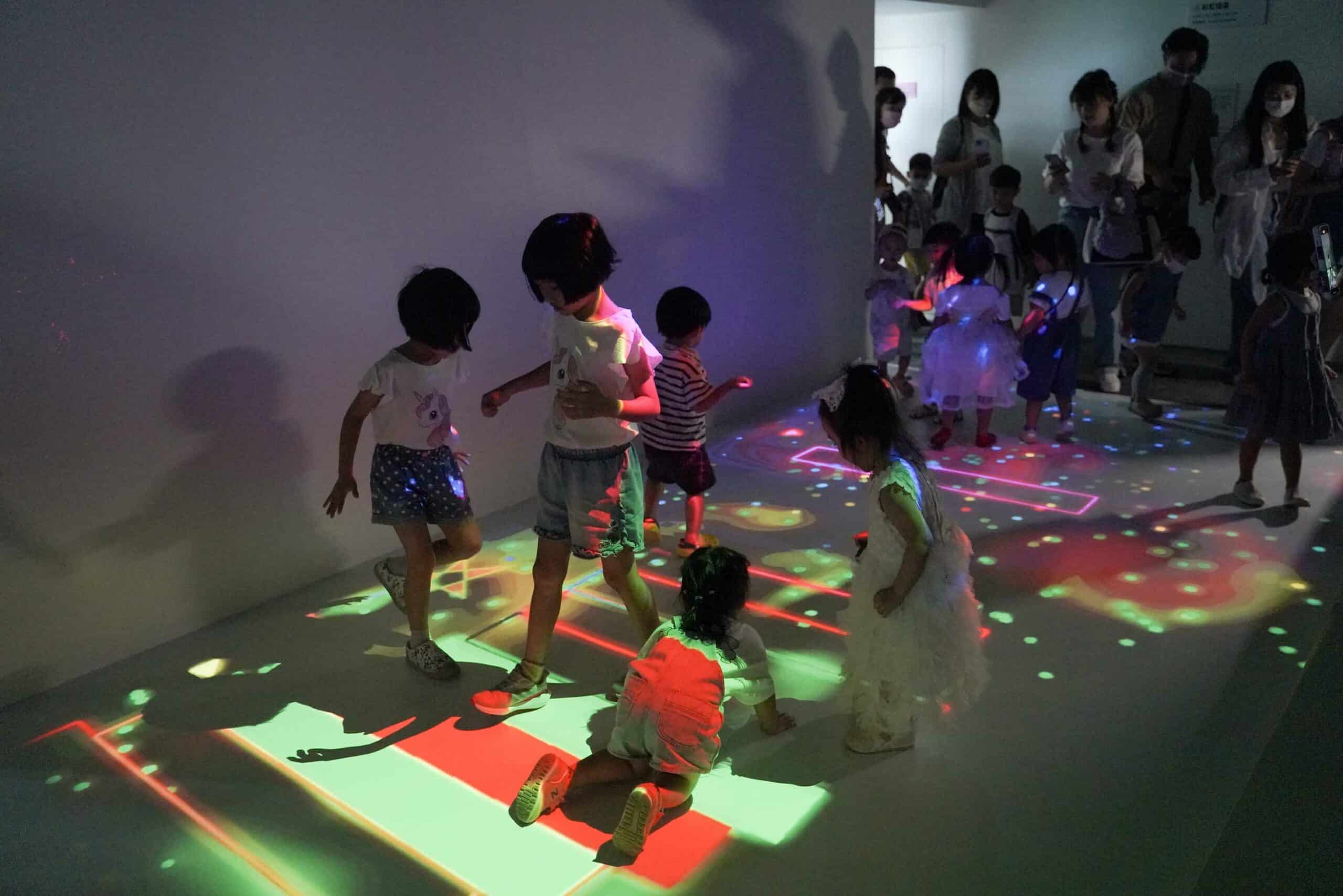 KOHA展覽｜日本超人氣「光影魔法美術館」即將來台  林佑星攜女兒搶先體驗日本神奇光影樂園