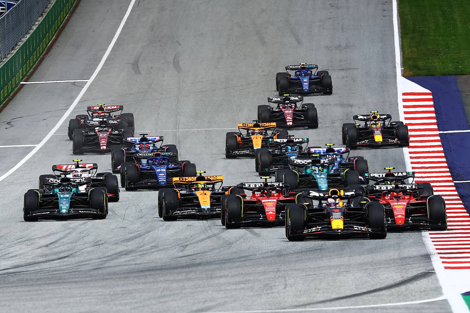 圖7 精彩絕倫的奧地利大獎賽，最終由Red Bull車隊Max Verstappen捍衛主場拿下冠軍 1