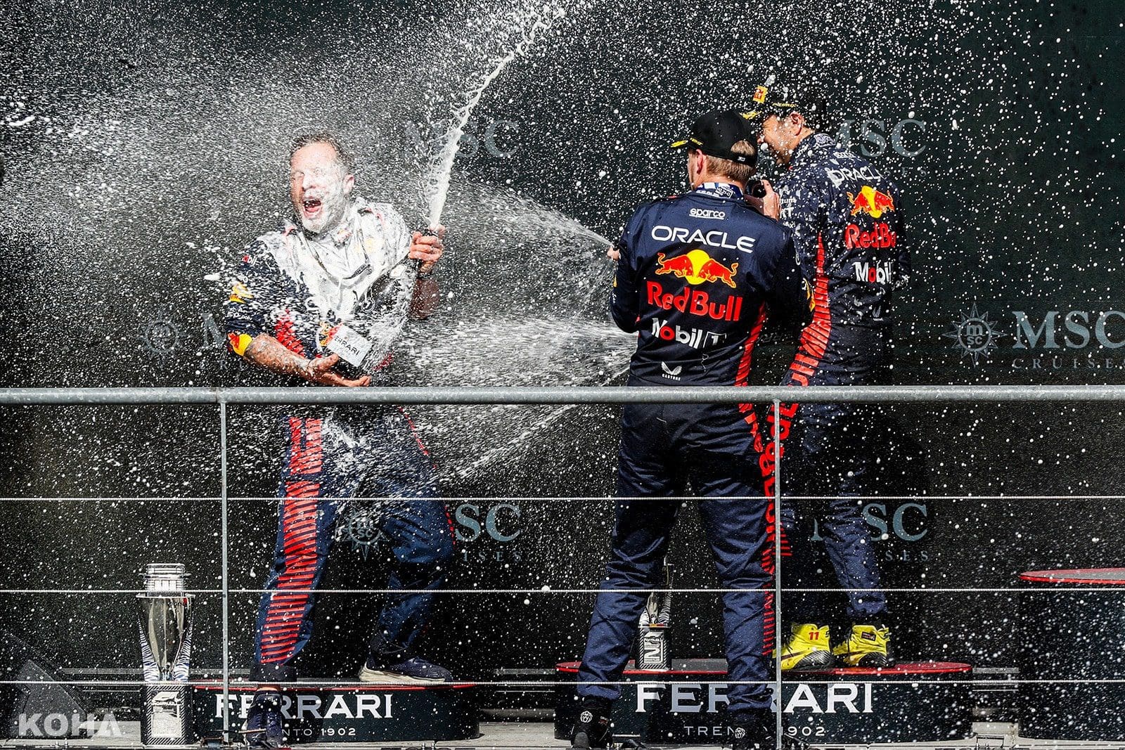 圖三：Red Bull車隊在比利時大獎賽包辦冠亞軍，與車隊工程師一同在頒獎台上歡慶。（圖片來源：Red Bull）