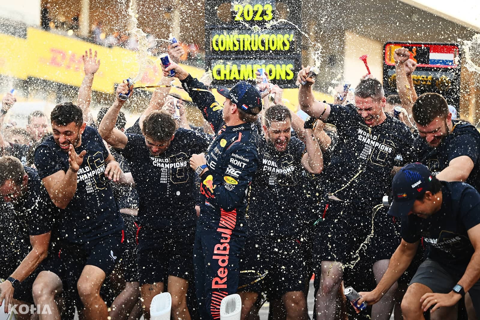 圖說4：Max Verstappen車隊團隊共同完成冠軍賽季，為勝利瘋狂慶祝！（Red Bull提供） 1