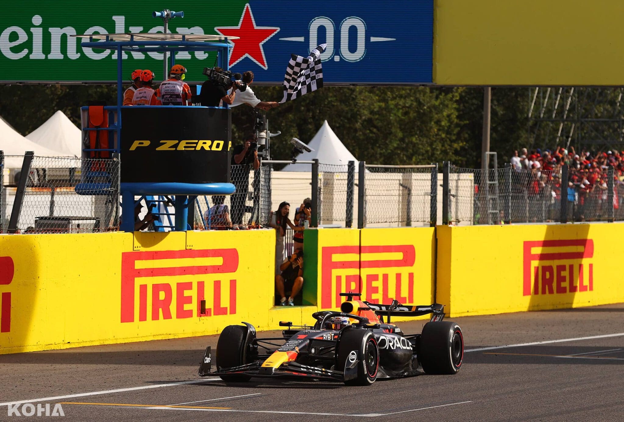 圖3  Max Verstappen駕駛RB19，越過終點方格旗，贏得F1義大利大獎賽冠軍，並拿下單季第十連勝。（Red bull提供） 1