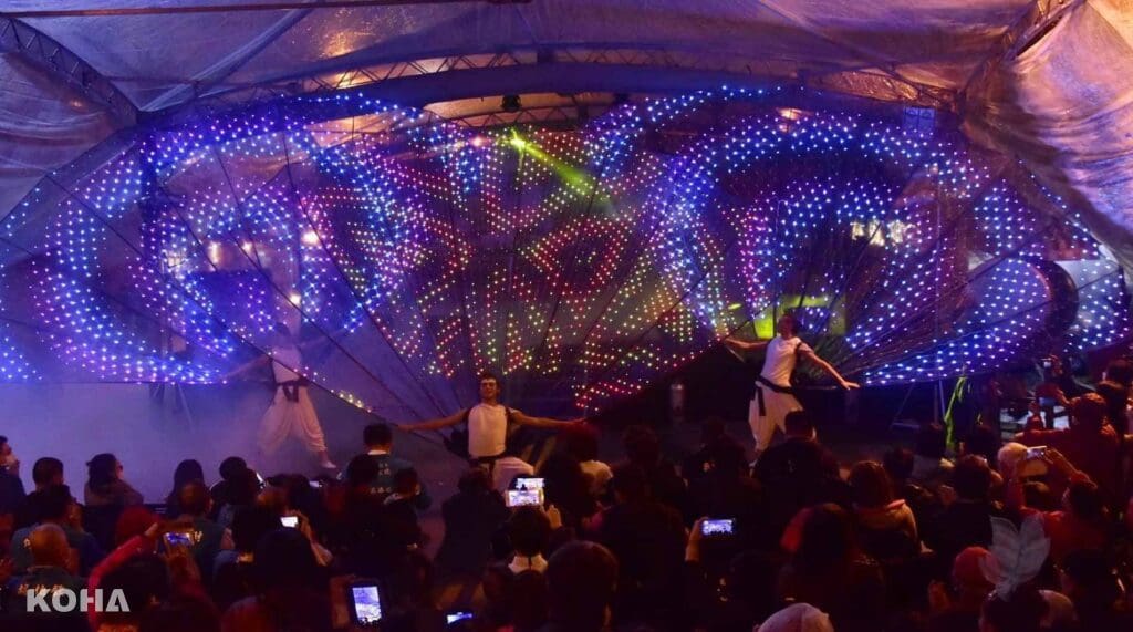 3 2.「YA！傳藝」夜間限定螢光派對由藝想台灣劇團以演譯光之絕美的「極光之翼」震撼開場！