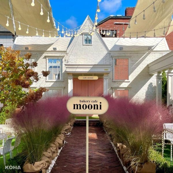 快來當夢幻小仙女！首爾高人氣網美咖啡廳Mooni，粉紅亂子草、屋頂歐風庭院飄仙氣！