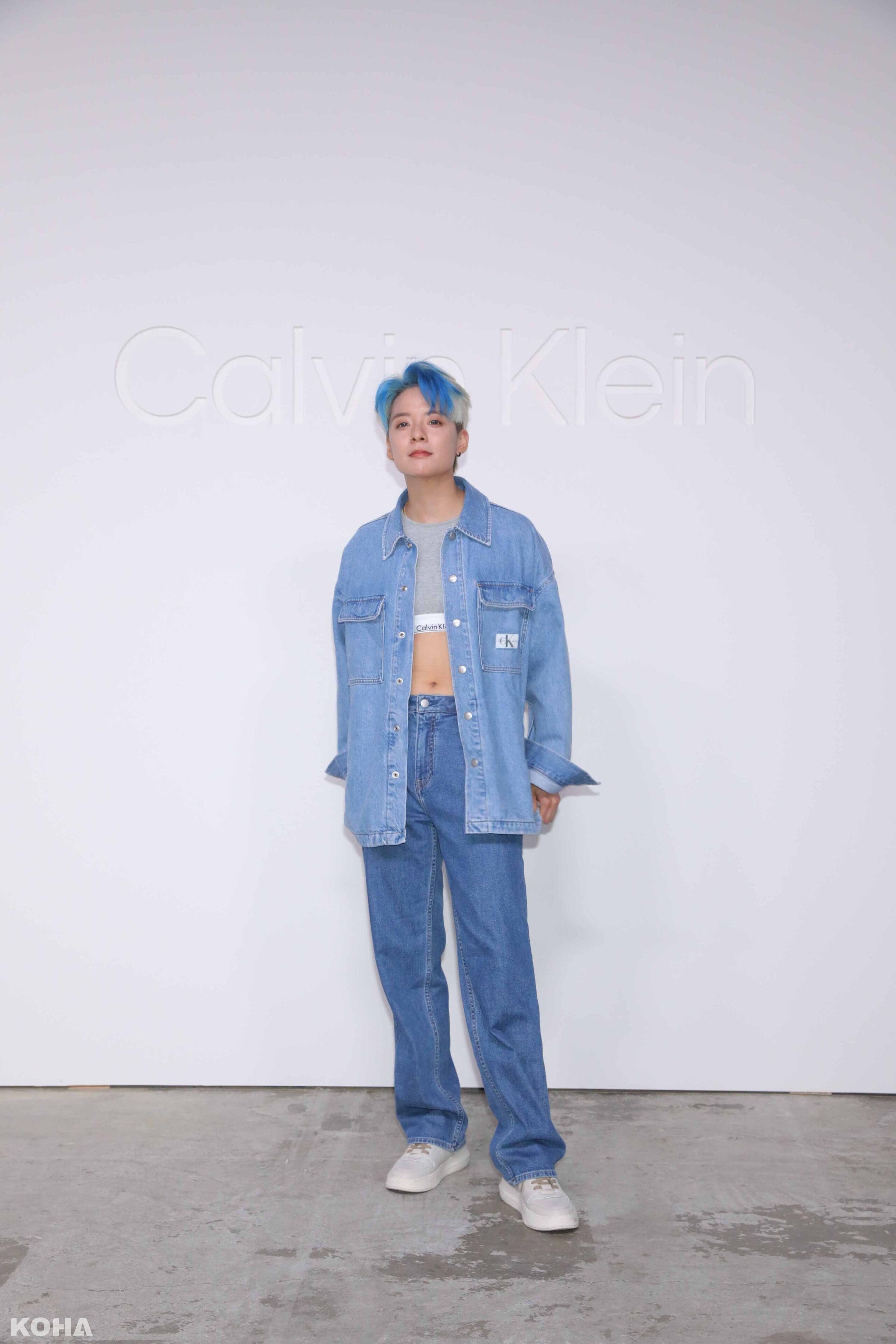 劉逸雲Amber Liu 穿著Calvin Klein標誌性丹寧套裝現身品牌的時尚和音樂之夜 scaled