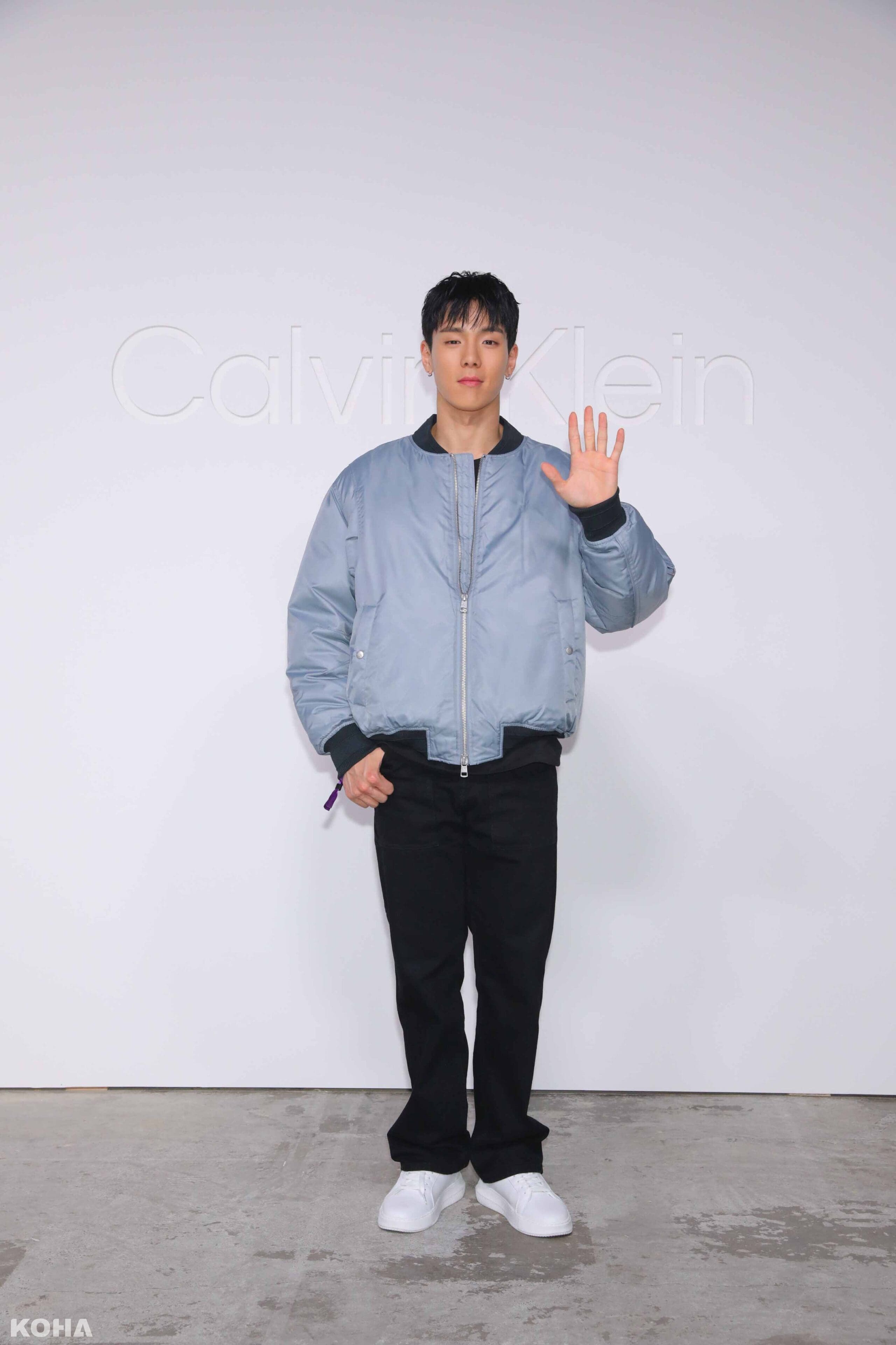 孫賢祐Shownu穿著Calvin Klein秋季系列造型現身品牌的時尚和音樂之夜 scaled