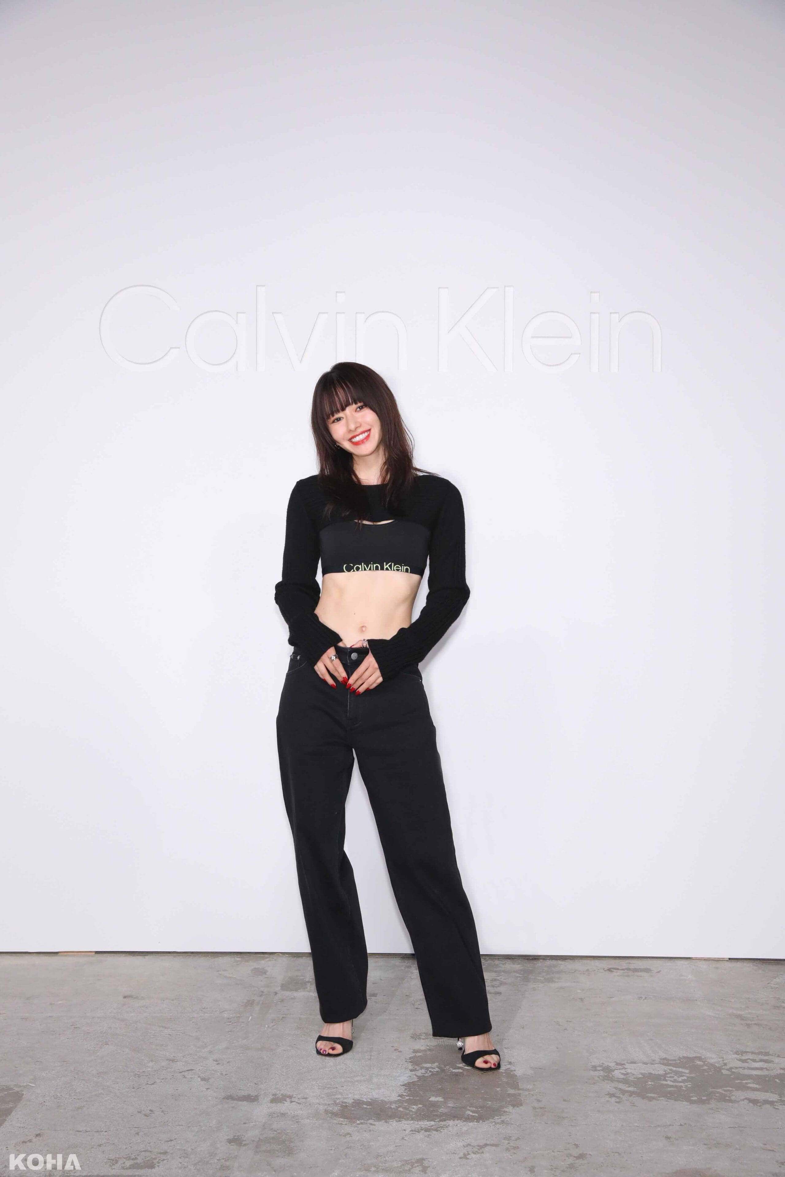 山本舞香Maika Yamamoto穿著Calvin Klein秋季系列造型現身品牌的時尚和音樂之夜 scaled