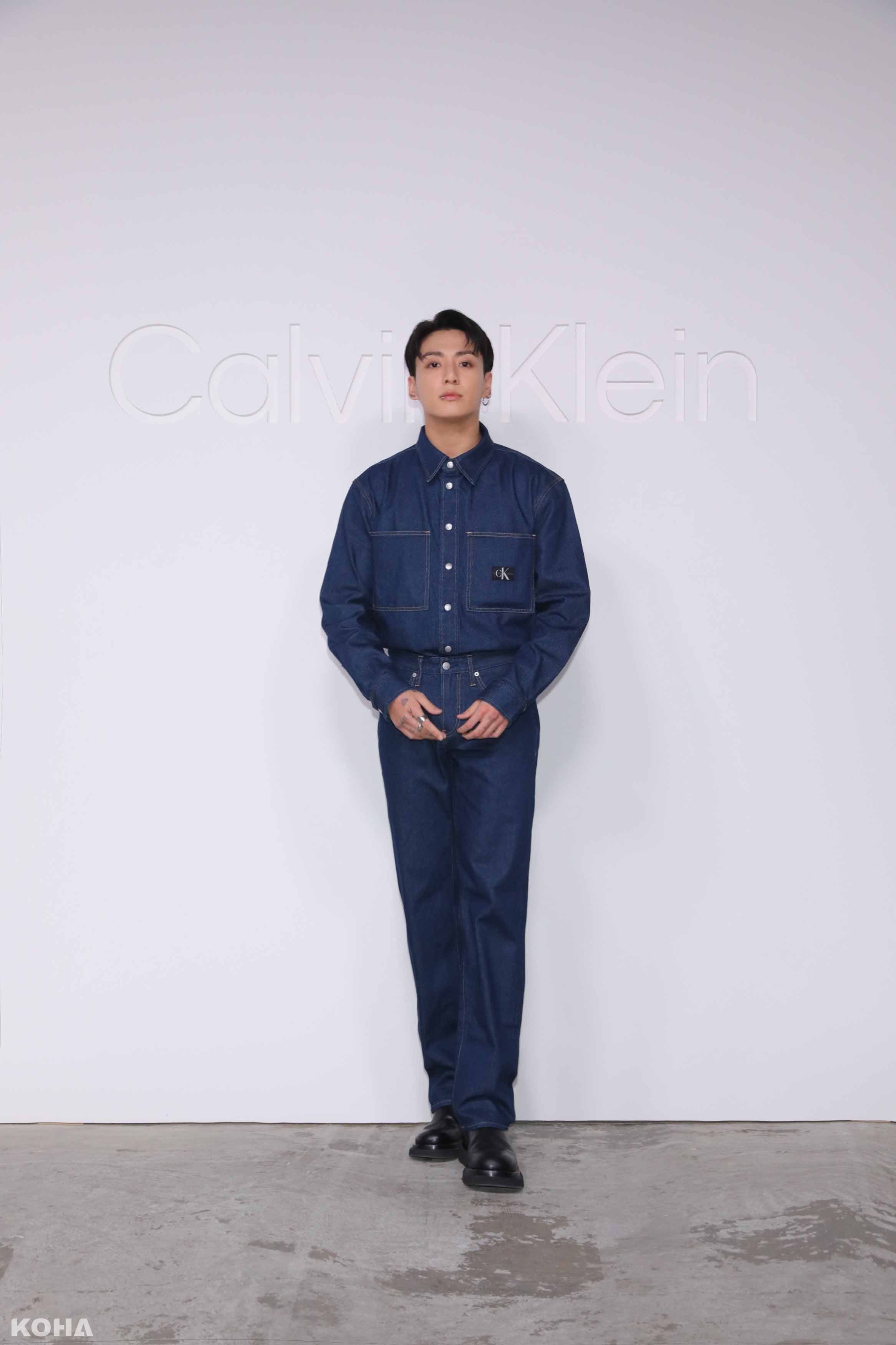柾國Jung Kook 穿著 Calvin Klein 標誌性丹寧套裝現身品牌的時尚和音樂之夜一