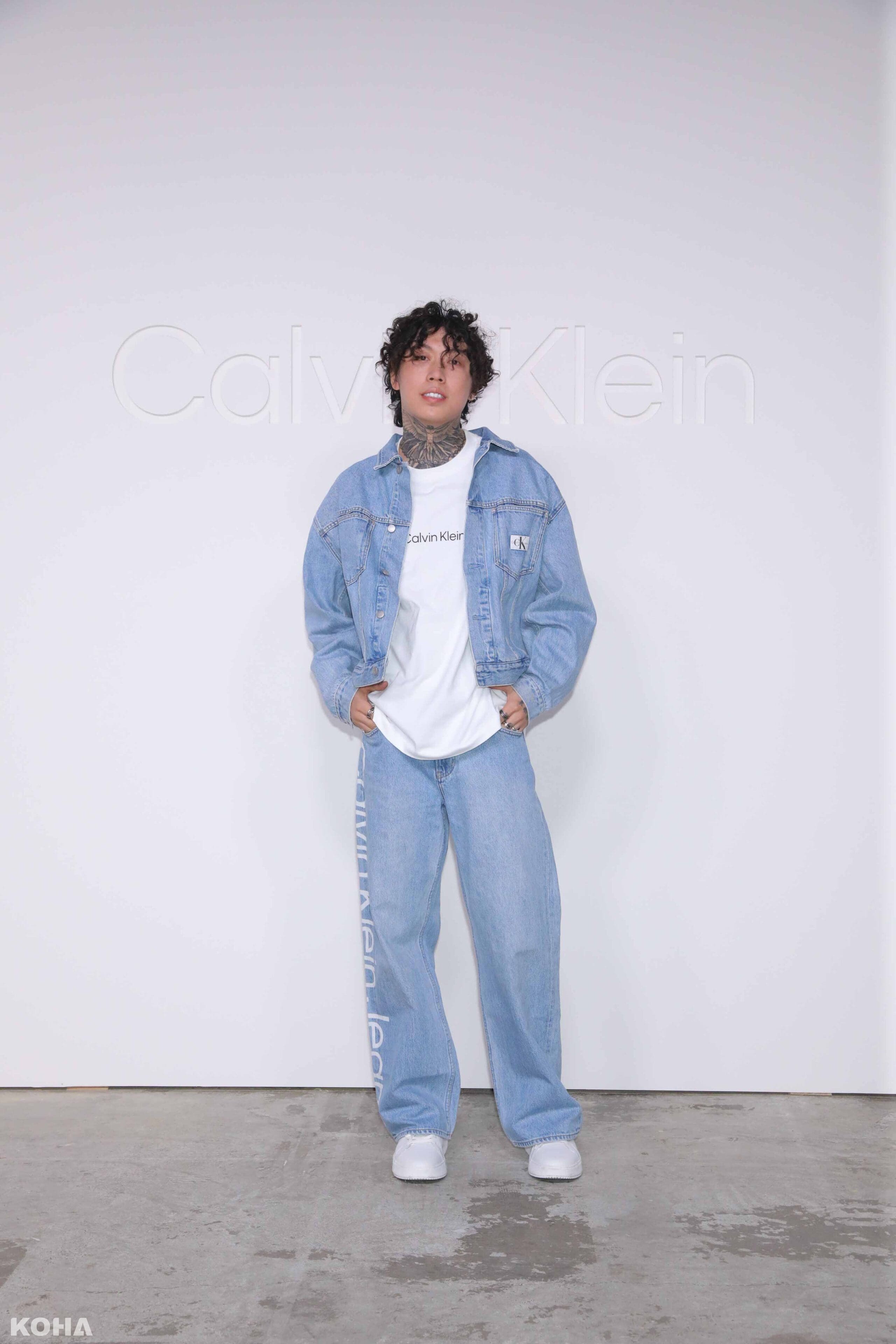楊俊逸PSY.P穿著Calvin Klein標誌性丹寧套裝現身品牌的時尚和音樂之夜 scaled