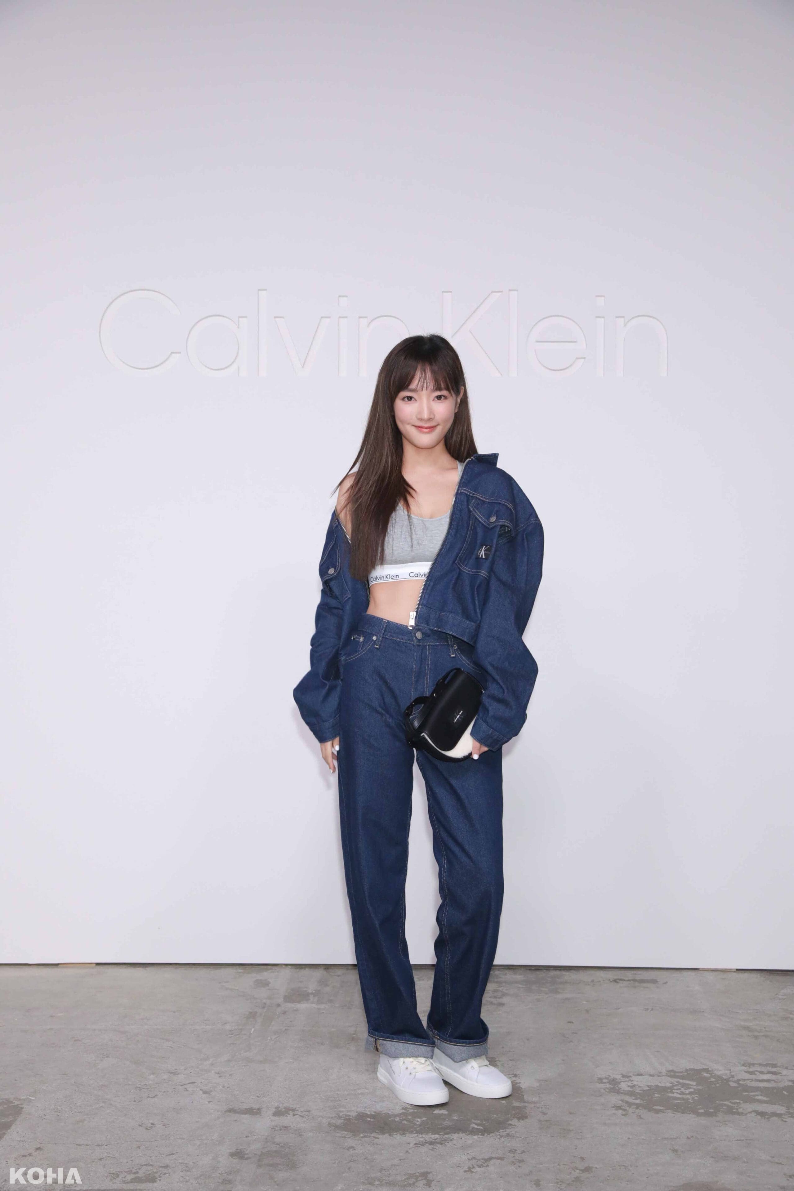 王淨Gingle Wang穿著Calvin Klein標誌性丹寧套裝現身品牌的時尚和音樂之夜 scaled