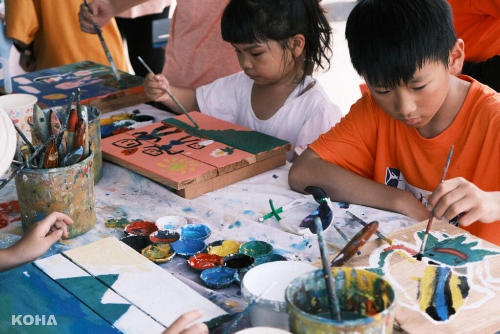 8.野河渡藝術節透過「公民參與 藝術共創」的型式，邀請民眾作畫，讓一千幅各具風格的畫成為具意義性的集體創作。照片提供：林蕎毅）