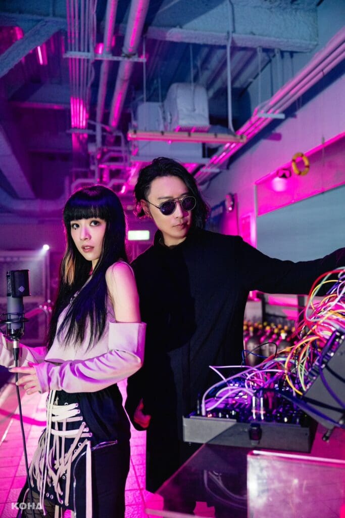 【KOHA News 新訊】「華語電子療癒天團」原子邦妮單曲《深夜情歌》於各大音樂數位平台全面發行