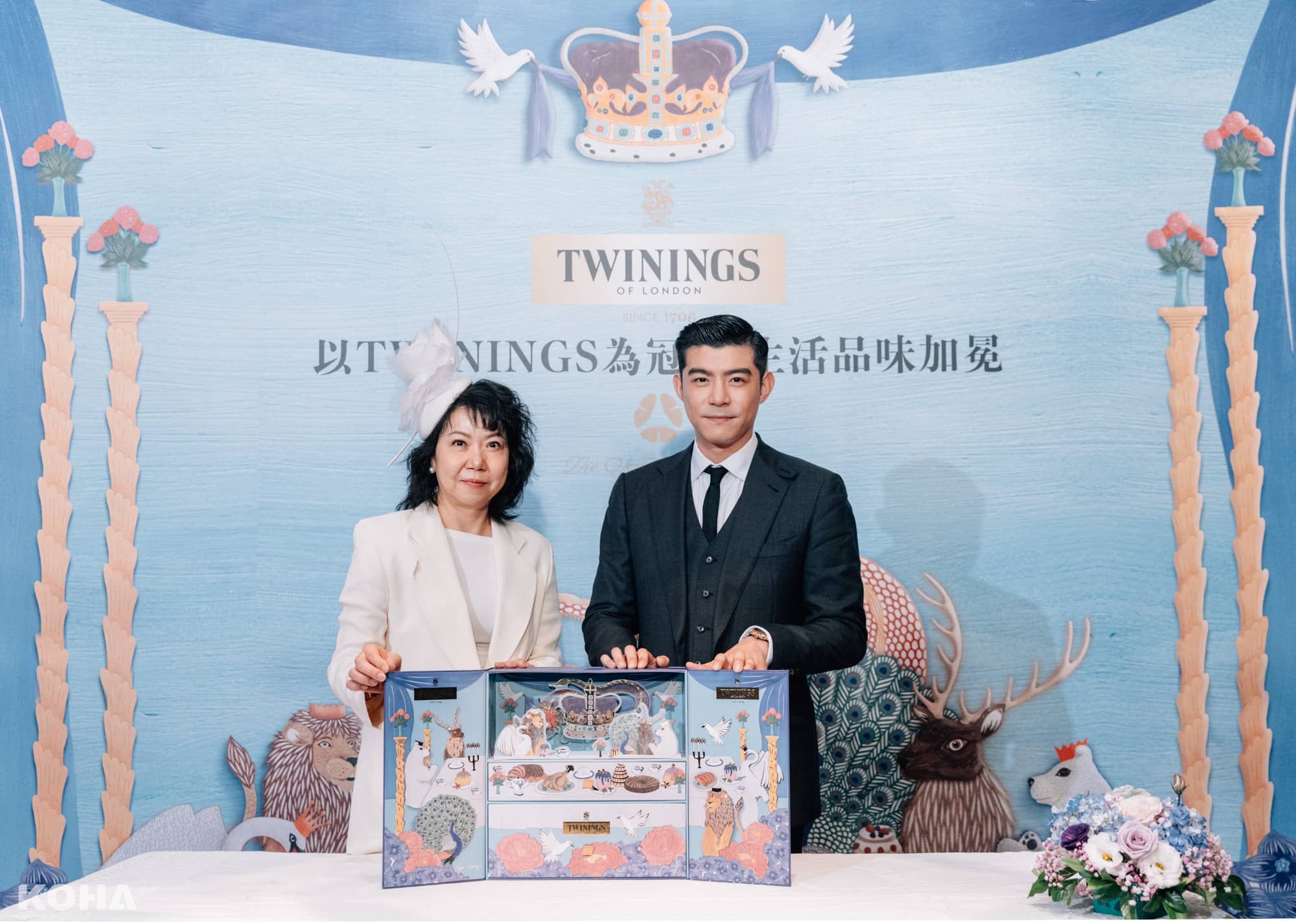 左一 唐寧茶台灣香港總經理張引璋、右一 王柏傑 開箱唐寧皇室榮耀禮盒 1