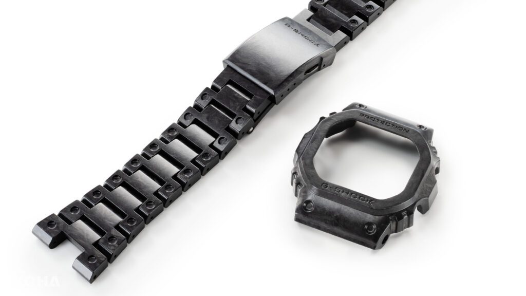 錶圈、錶帶與錶扣蓋採用鍛造碳展現強而有力外觀