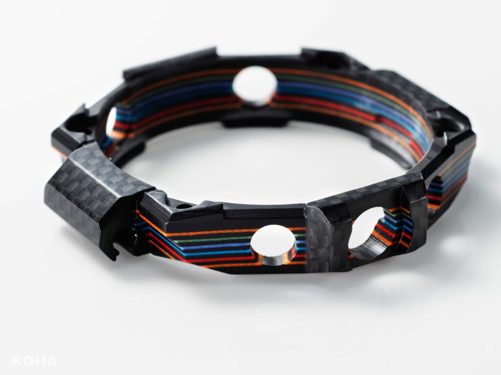 錶殼部分則由碳與多彩的玻璃纖維堆疊製成