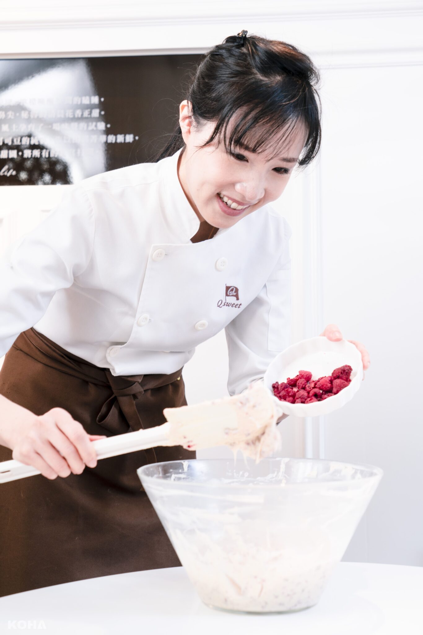 Q sweet巧克力菁點主廚Queenie吳葵妮以一己之力，從研發到生產，一手包辦，在今年世界巧克力大賽全球決賽拿下了12項大獎。4 scaled