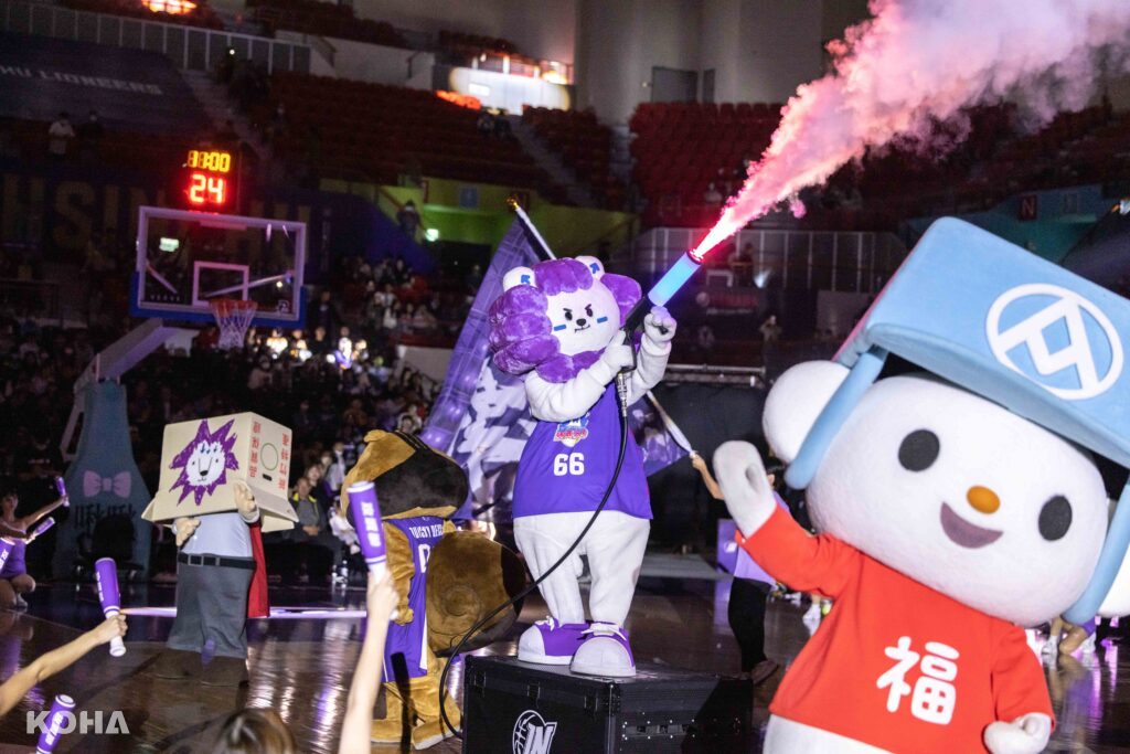全聯吉祥物福利熊和新竹攻城獅球隊吉祥物瑞迪一起為開幕戰開場 scaled