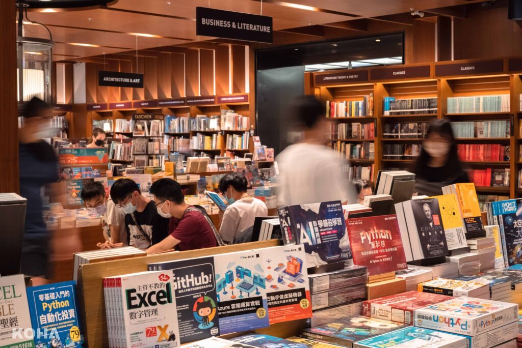 「2023誠品年度閱讀報告」發現年輕族群在實體書店購書比例「越夜越高」！30 39歲族群喜歡在晚間7點至凌晨1點逛書店；凌晨1點至5點則以29歲以下讀者比例最高。1 scaled