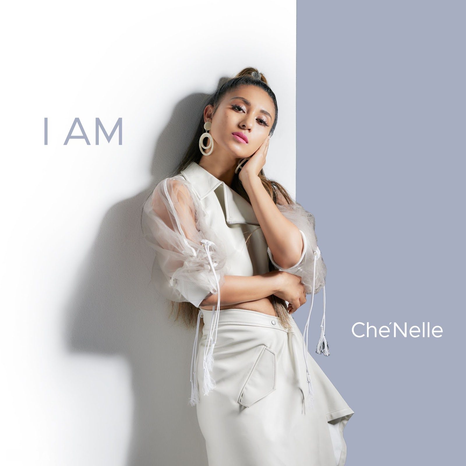 Che’Nelle（香奈兒）推出包含中文版本的新曲“I AM”。“即時有不順的日子，聽這首歌吧。”