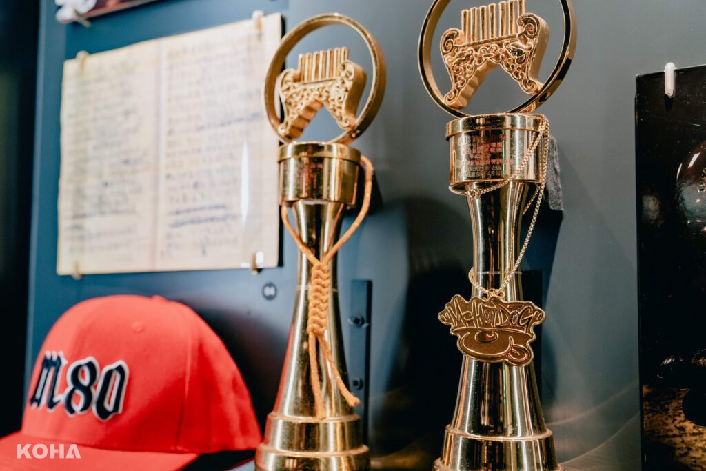 MC HotDog 熱狗以《Wake Up》獲得的第十八屆金曲獎「最佳國語專輯」獎盃