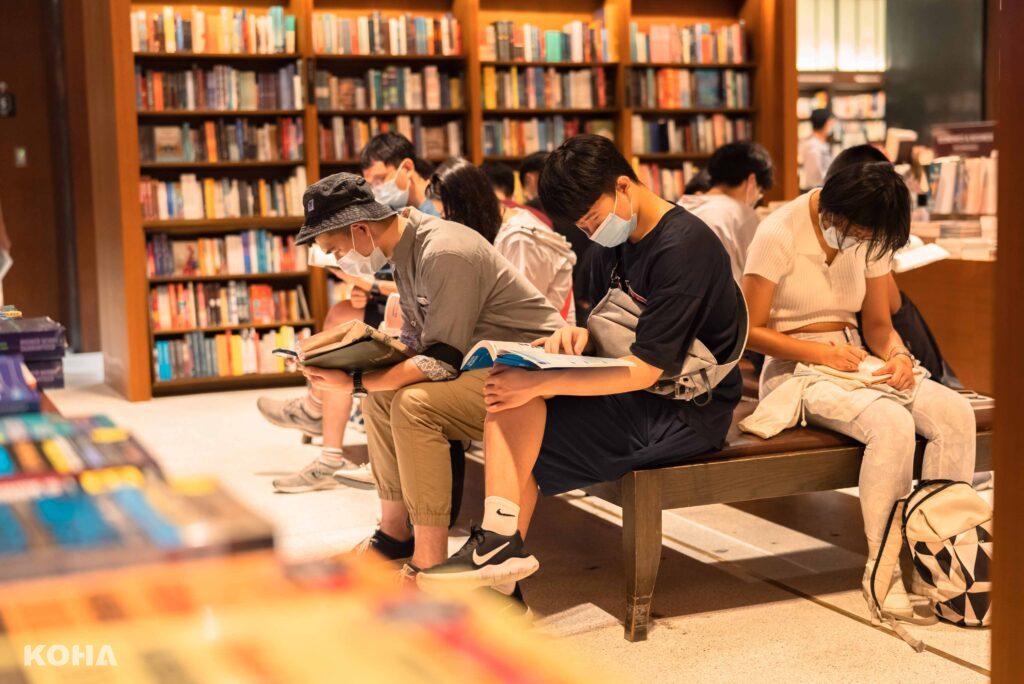「2023誠品年度閱讀報告」發現年輕族群在實體書店購書比例「越夜越高」！30 39歲族群喜歡在晚間7點至凌晨1點逛書店；凌晨1點至5點則以29歲以下讀者比例最高。2 scaled