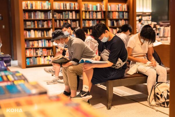 「2023誠品年度閱讀報告」發現年輕族群在實體書店購書比例「越夜越高」！30 39歲族群喜歡在晚間7點至凌晨1點逛書店；凌晨1點至5點則以29歲以下讀者比例最高。2 scaled
