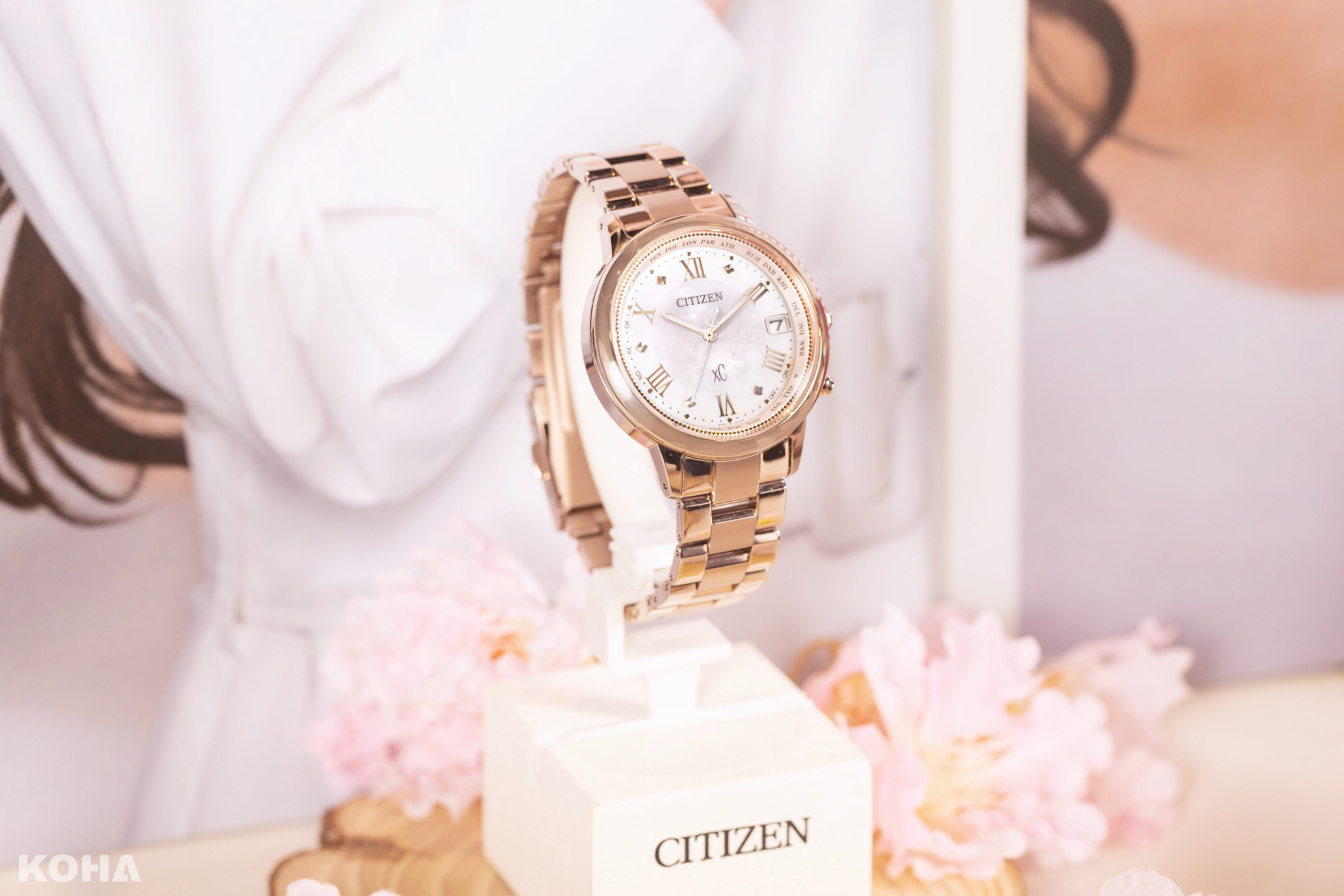 光動能全球電波時計錶款CB1137 65W，以櫻花粉紅金錶殼搭配粉蝶貝錶面，詮釋璀璨韶光