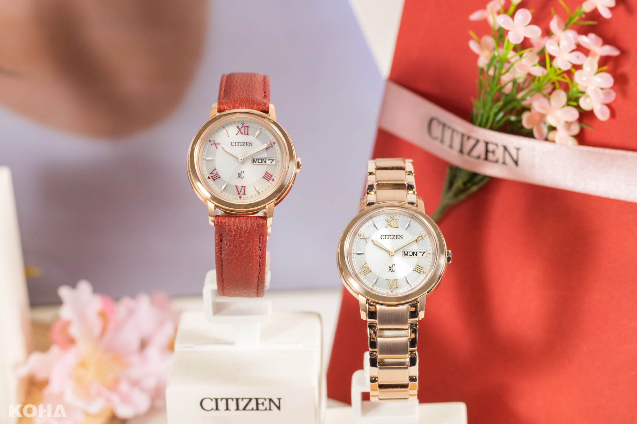光動能Day Date三針錶款EW2427 19A，粉紅金錶殼搭配紅色環保材質錶帶，妝點都會女性典雅