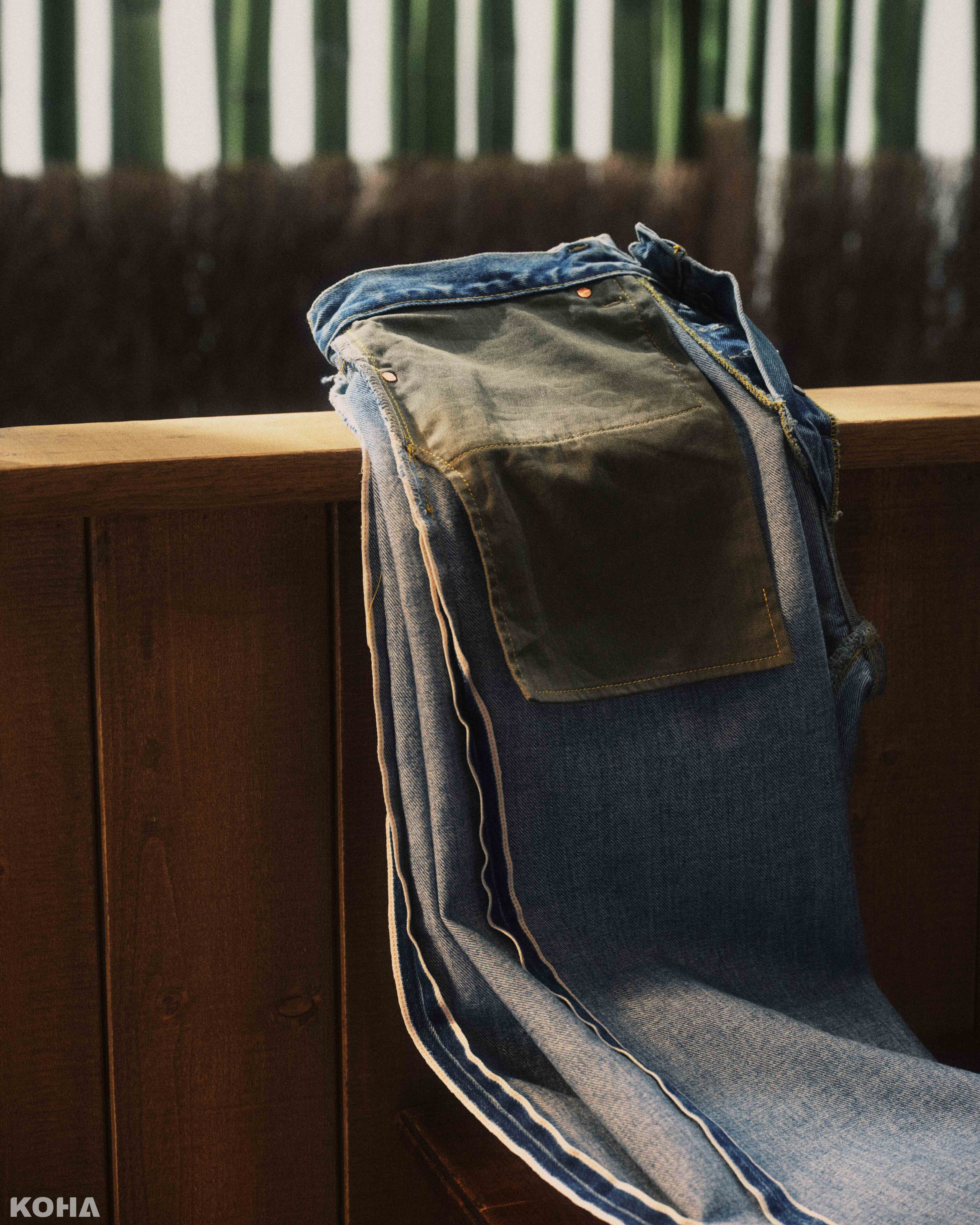 全新超 級 寬 2.0聯乘膠囊系列中，丹寧褲亦以專為BEAMS所獨家研發的橘色縫線赤耳丹寧布邊布塑造，以1944年份501®丹寧褲為設計藍本，原汁原味還原其設計精髓 scaled