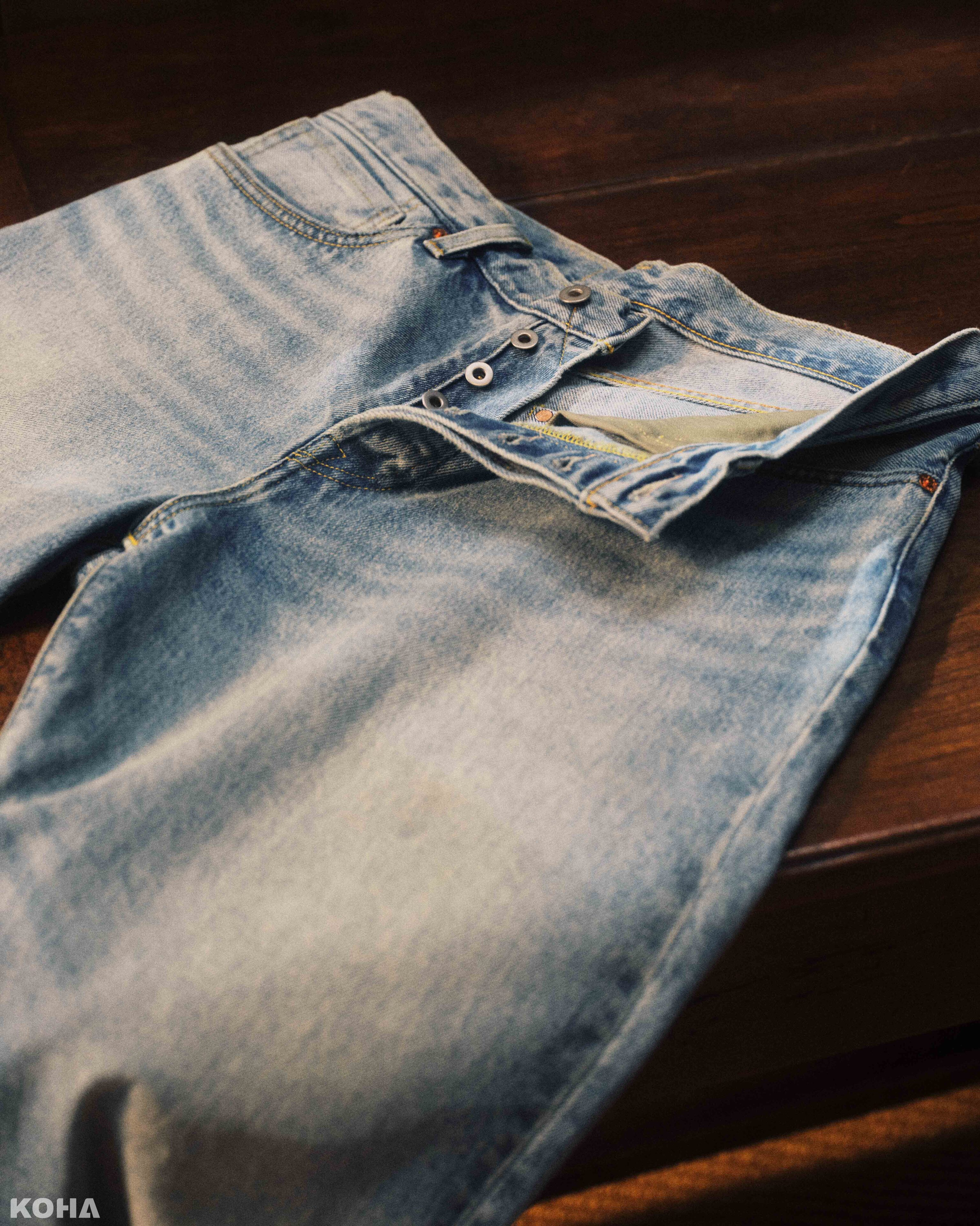 全新超 級 寬 2.0聯乘膠囊系列中，丹寧褲亦以專為BEAMS所獨家研發的橘色縫線赤耳丹寧布邊布塑造，以1944年份501®丹寧褲為設計藍本，原汁原味還原其設計精髓1 scaled