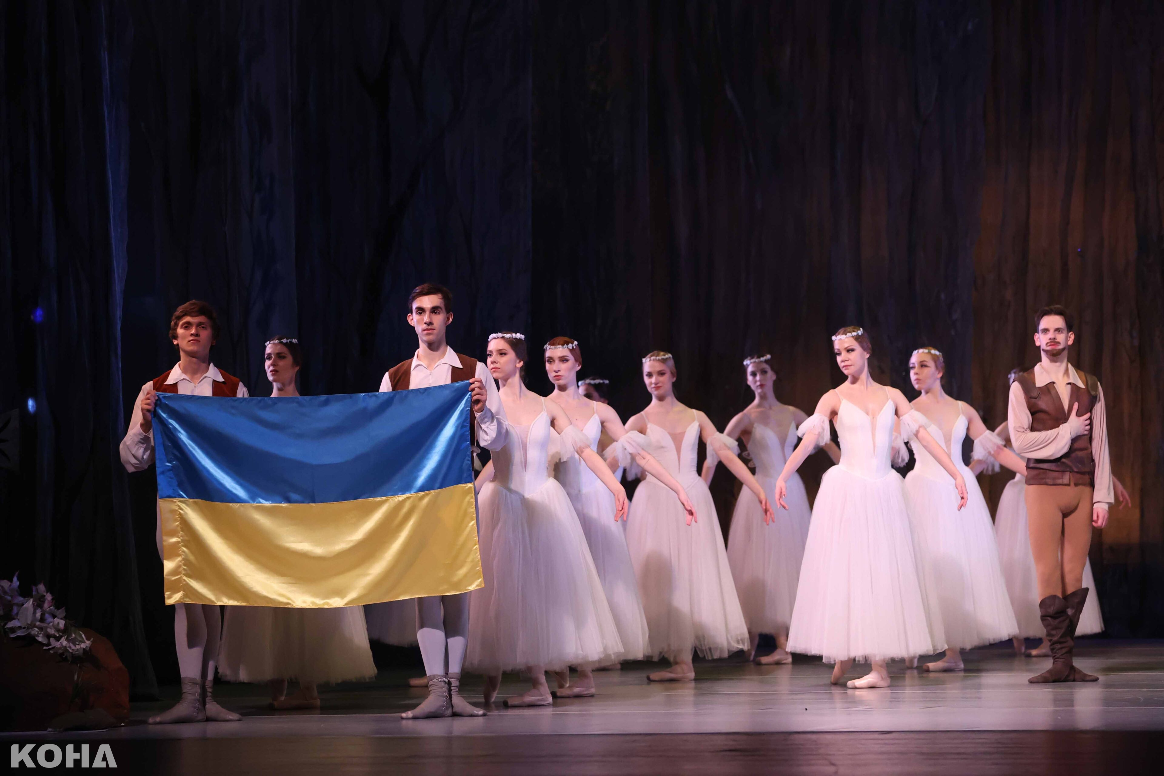 烏克蘭聯合芭蕾舞團舞者高舉烏克蘭國旗向同胞致敬。／圖、聯合數位文創提供。 scaled
