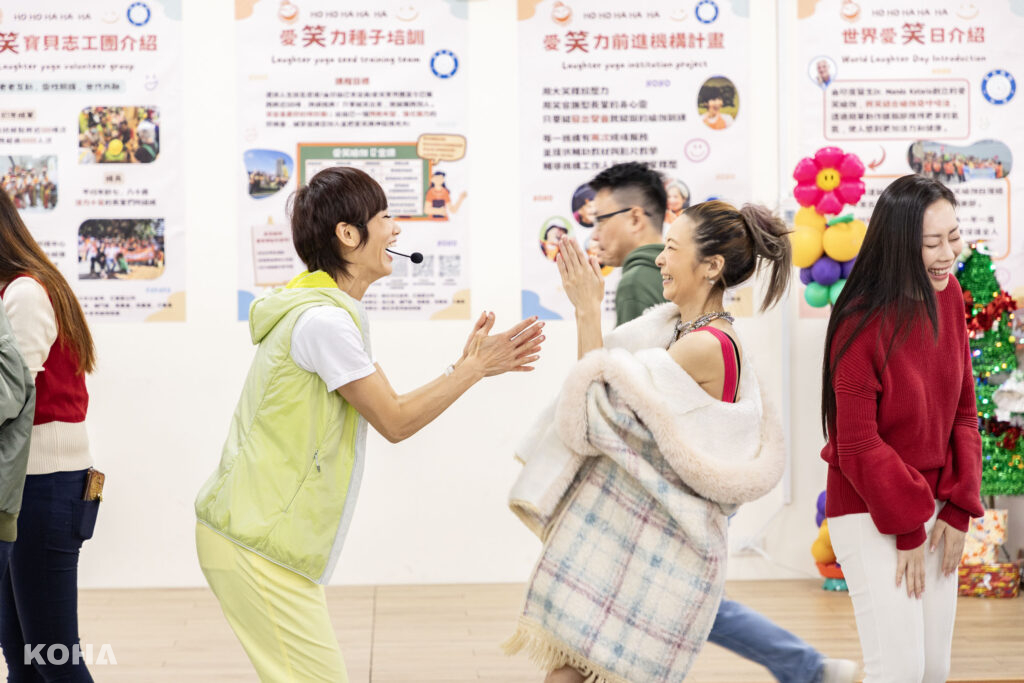 圖5：新北市愛笑瑜伽協會創會理事長王淑芳帶著Makiyo一起與長輩們玩的小遊戲，其實都是