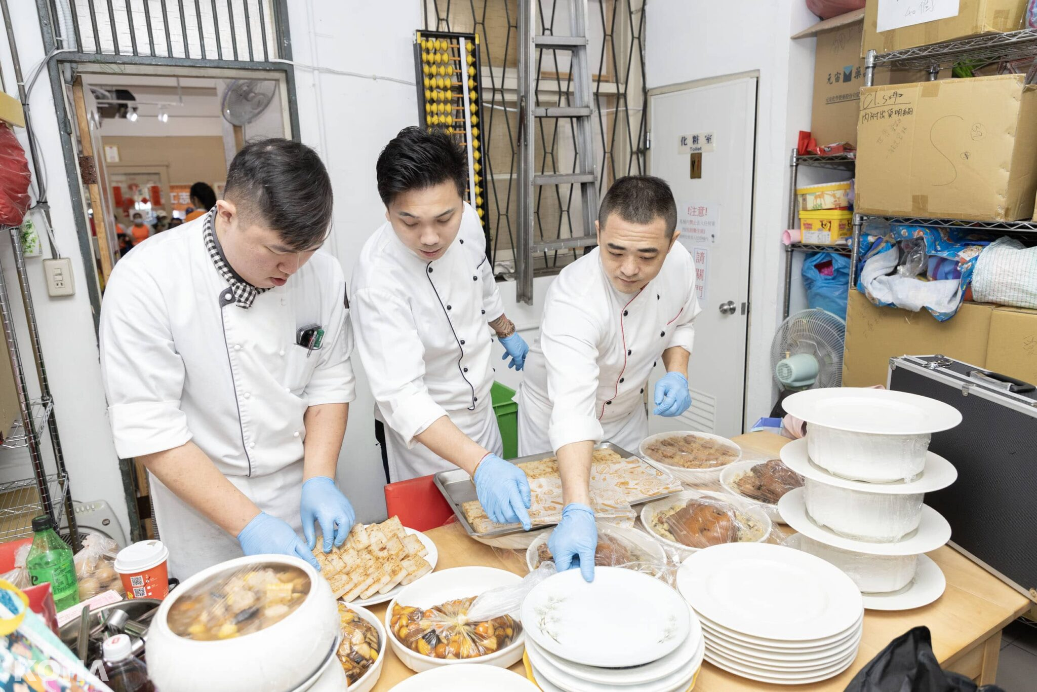 圖8：六福旅遊集團主廚彭文澤、朱昱瑋、林信安（由左至右）表示，這次外燴義煮給長輩們享用年菜，與平日工作時的心境相當不同 1