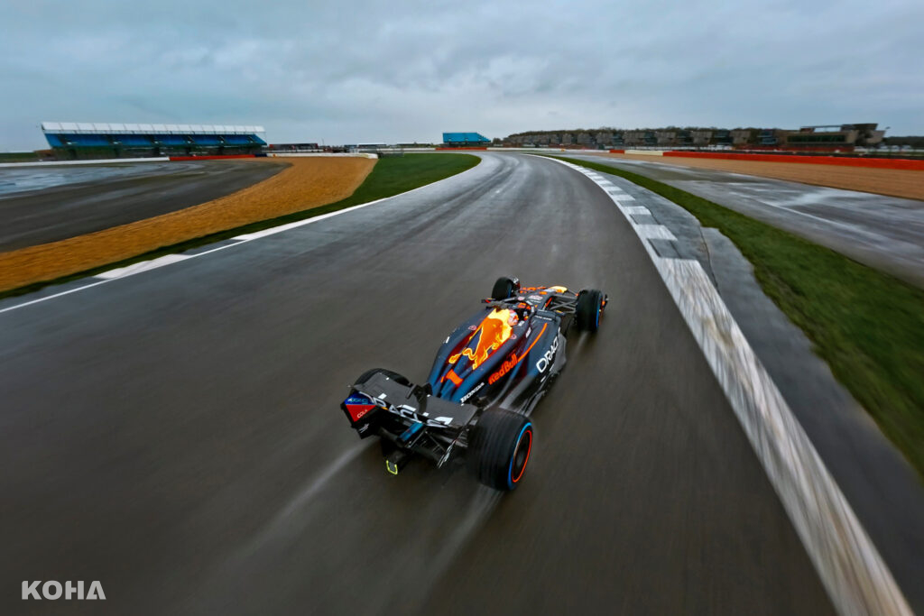 01 全新穿越機技術捕捉Max Verstappen駕駛RB20賽車奔馳在銀石賽道