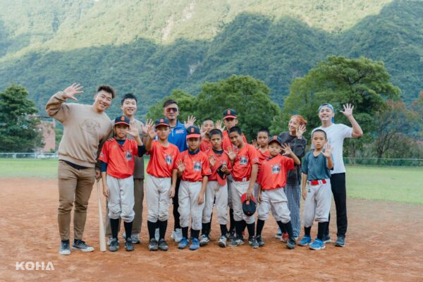 小棒球員們可以跟棒球英雄（左一）郭泓志一起練球都超級興奮