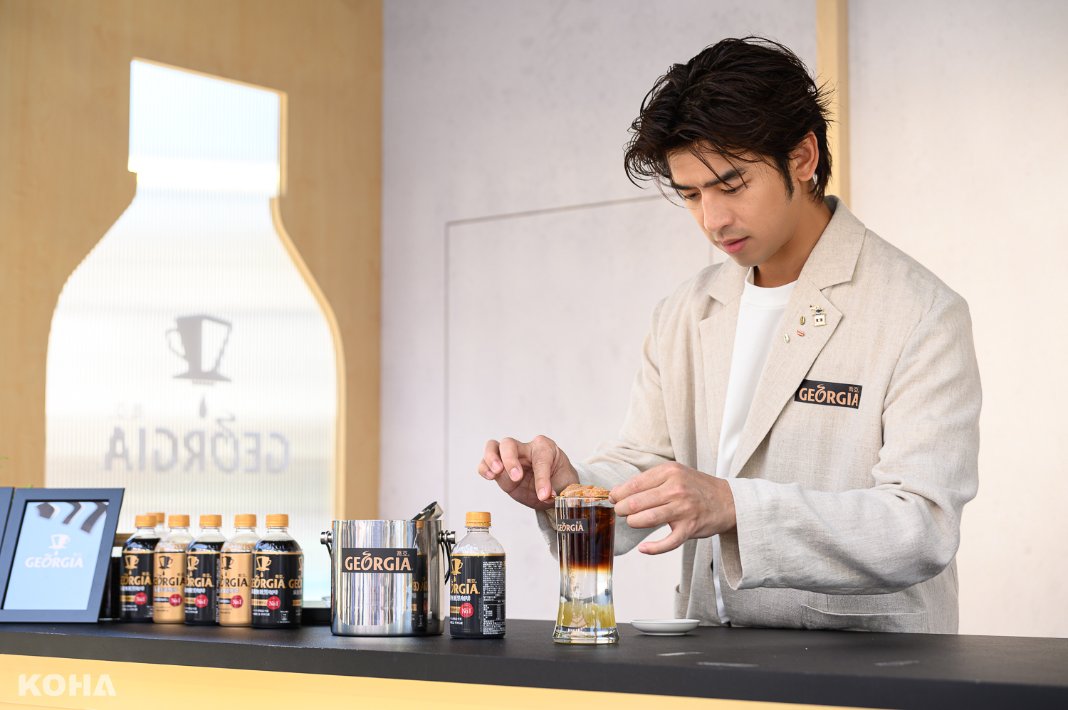 「GEORGIA喬亞咖啡」專業咖啡館特邀品牌代言人架式十足現場特「鳳梨氣泡黑咖啡」可口可樂公司提供