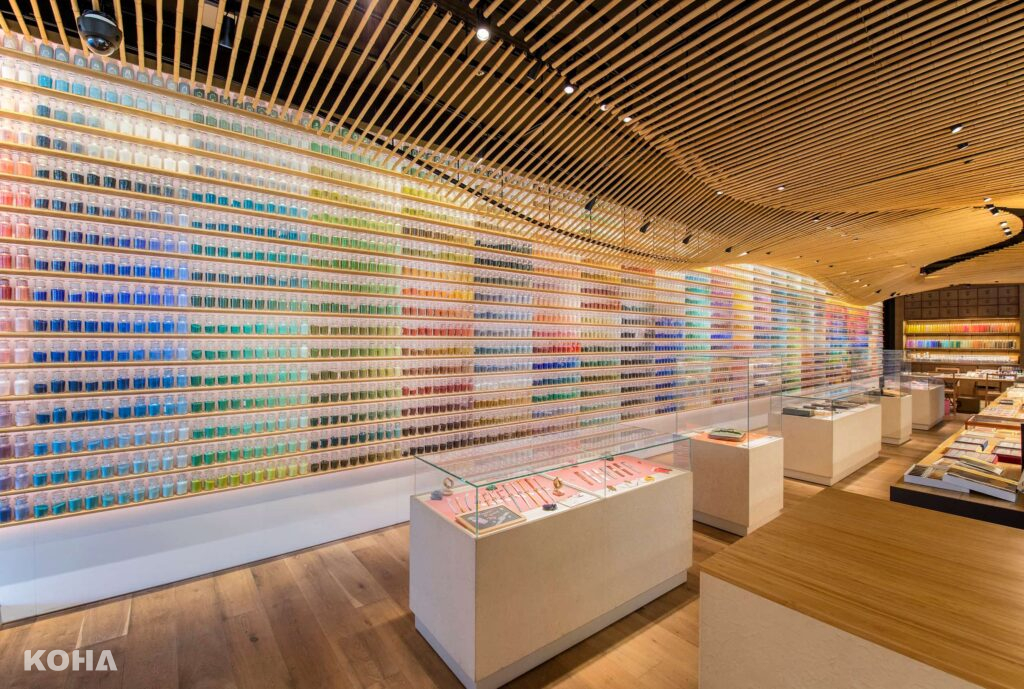 圖2：PIGMENT TOKYO備有顏料約4500色，一罐罐顏料陳列出漸層色彩，十分吸睛。（寺田倉庫提供）