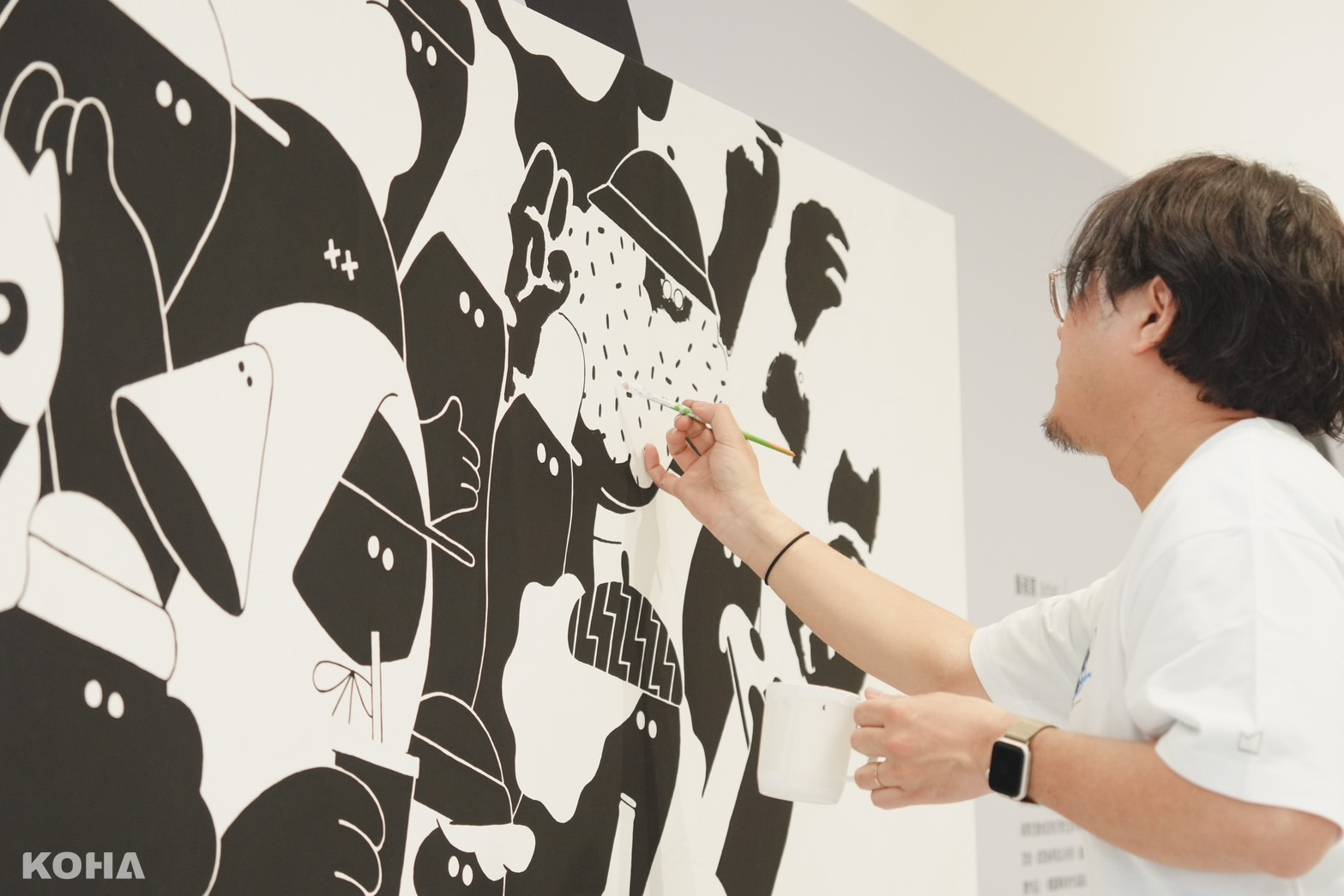 圖4 日本當代藝術家EMU於誠品生活480 1F推出名為「Ark of Art Carry On Together」台灣個展，更於現場創作軟萌療癒角色。