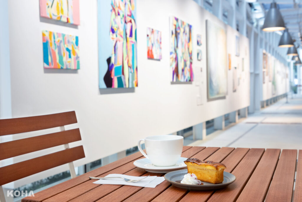 圖7：WHAT CAFE融合了藝廊與咖啡廳，展售新一代藝術家們的當代藝術作品。（寺田倉庫提供）