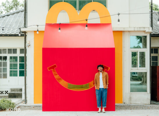 2. 麥當勞再度攜手設計師方序中打造全新「麥麥共讀區」，今年選址在南台灣的屏東勝利星村，將巨型紅色「麥麥盒」化身展間入口，象徵穿越到意想不到的時空裡
