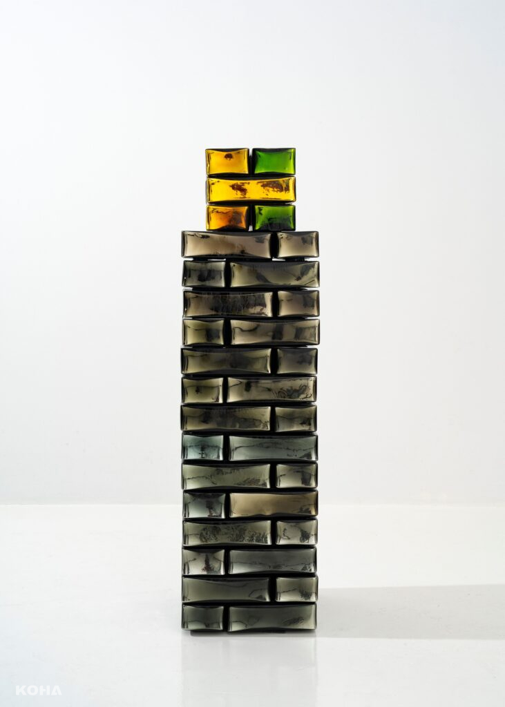Perrotin 貝浩登 Jean Michel OTHONIEL Wonder Block 2023 Amber and green Indian mirrored glass stainless steel 120x33x33 cm. Image courtesy of Perrotin scaled