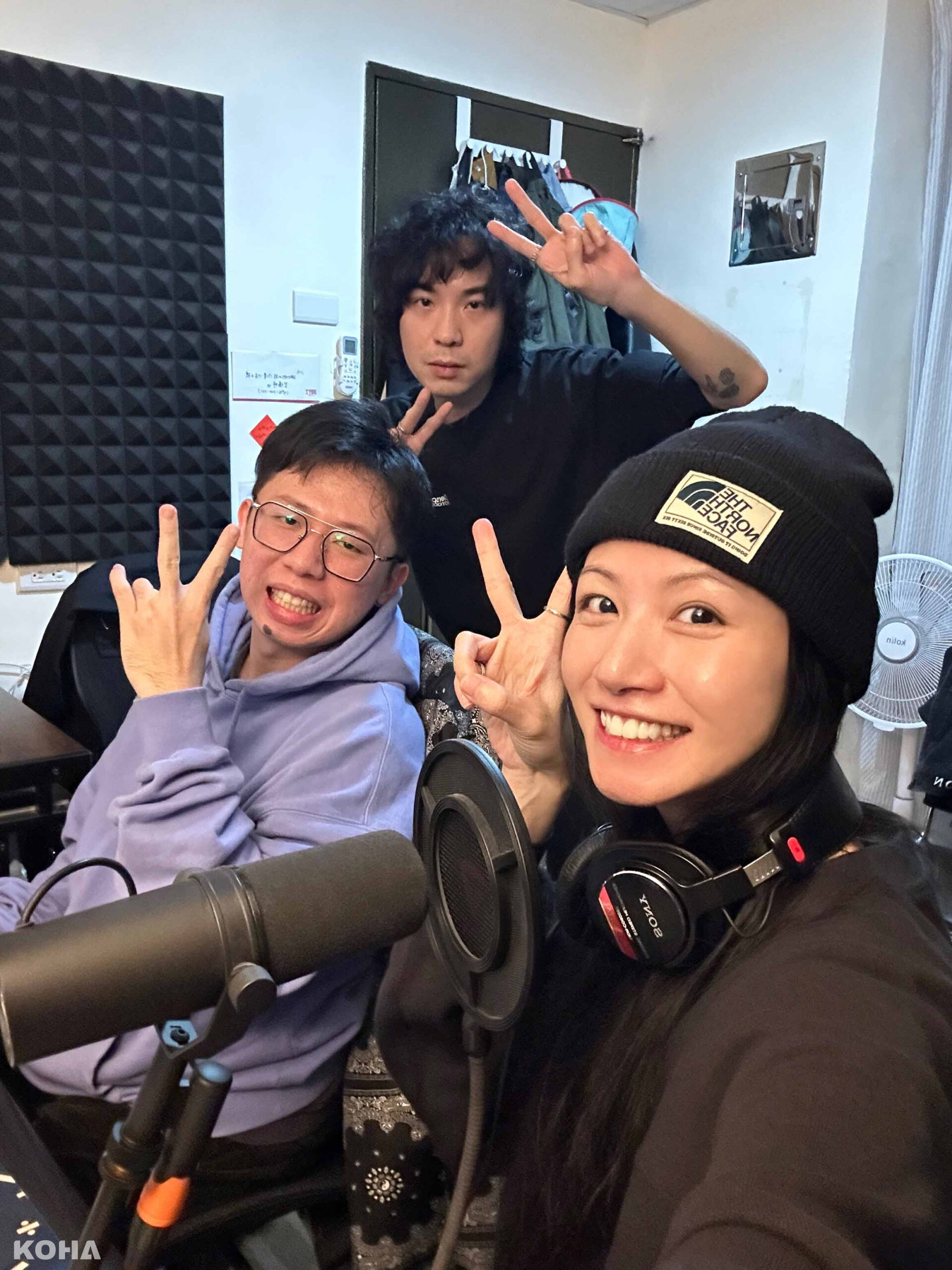 圖一：禪波ZENBO 、錄音師吳昱儒與李千娜的錄音過程，劇樂蹦娛樂提供 scaled