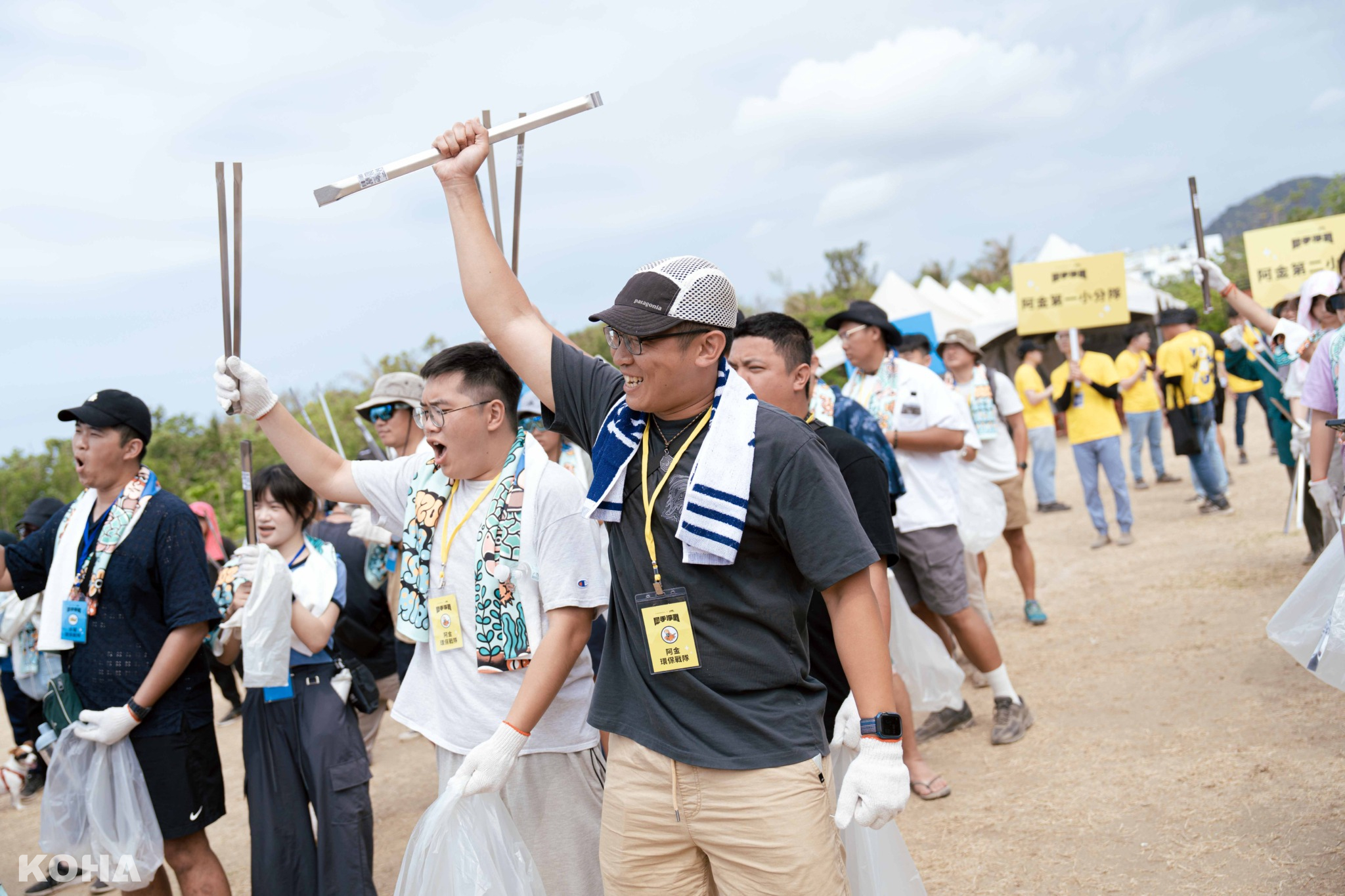 與台灣祭主辦單位一起舉辦「犀手護地球」百人淨灘計畫